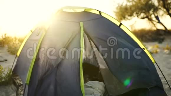 日落或日出时在岛上海滩上的帐篷营地视频的预览图