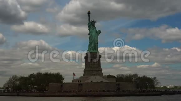纽约自由女神像和曼哈顿全景从一艘船上看到实时超高清4k视频的预览图