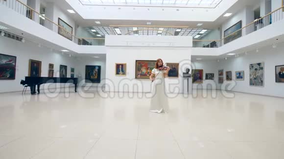 女小提琴手在画廊里演奏乐器视频的预览图