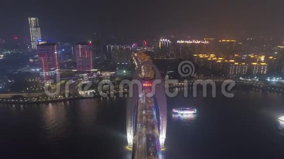 晚上在珠江上的李德桥中国广州鸟瞰图视频的预览图