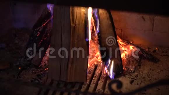 在黑暗中壁炉中燃烧的木头视频的预览图