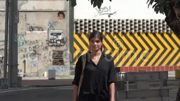 在市区街散步的女人视频的预览图