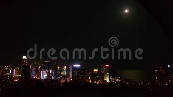 月亮升起在城市天际线上中国清道青岛视频的预览图