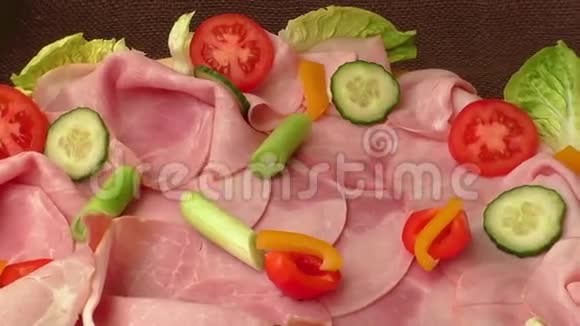 提供美味的意大利腊肠火腿片西红柿沙拉和蔬菜的食物托盘精选肉盘视频的预览图