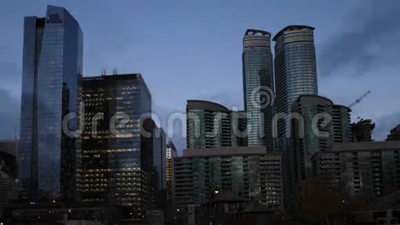 4K超高清时程多伦多市中心夜间视频的预览图