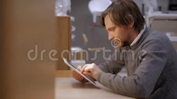 使用数码平板电脑在卧室的书桌上学习的人视频的预览图