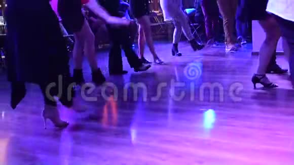 年轻的男性和女性在跳希腊音乐视频的预览图