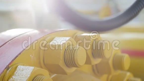 带螺栓和螺母的圆形金属红黄色细节视频的预览图