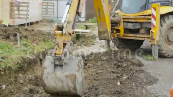 挖掘机铲斗夯实泥土建筑工地视频的预览图