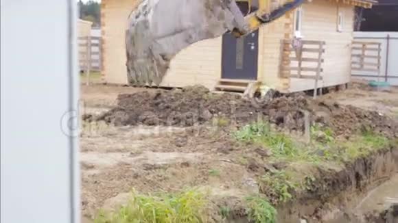 挖机斗在施工现场挖排水沟建筑视频的预览图