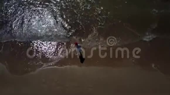 小男孩在玩海上无人机顶视图4K超高清视频视频的预览图