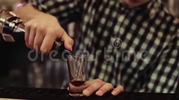 酒吧倒酒和混合三种不同的液体酒精鸡尾酒关闭视频的预览图