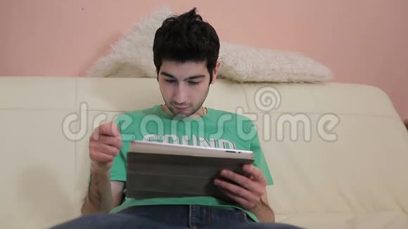 情绪化的年轻人在平板电脑上工作视频的预览图