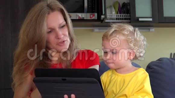 母亲和女儿在平板电脑视频对话中向父亲抛了一个吻视频的预览图