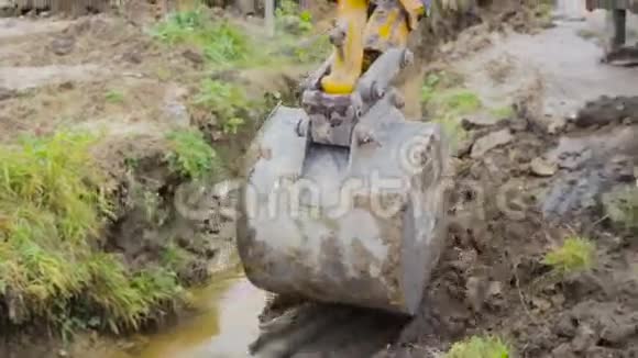 挖机斗在施工现场挖排水沟视频的预览图
