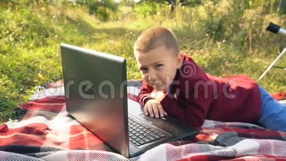 那个男孩正在看电脑视频的预览图