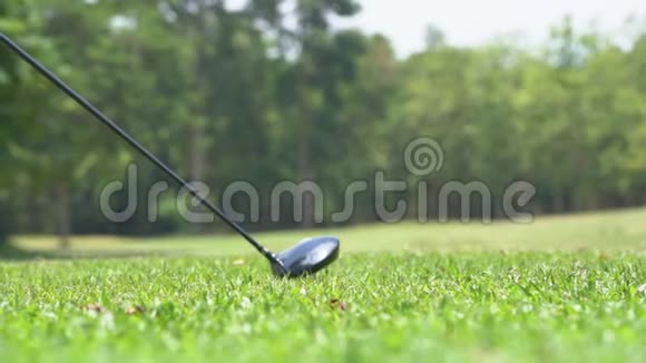 慢动作高尔夫球手打高尔夫球视频的预览图