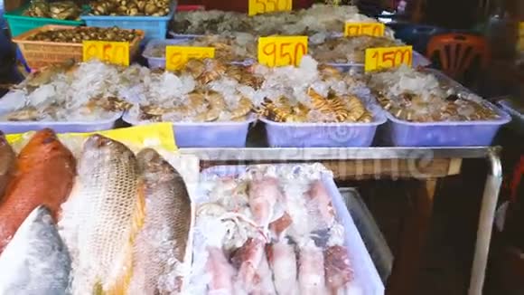 泰国市场柜台上的新鲜海鲜视频的预览图