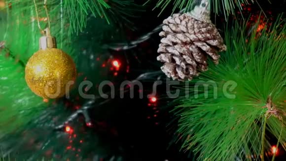 一棵圣诞树上装饰着闪亮的圣诞树玩具和闪亮的灯光视频的预览图