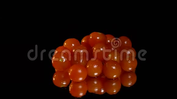 展示桌上的湿红番茄视频的预览图
