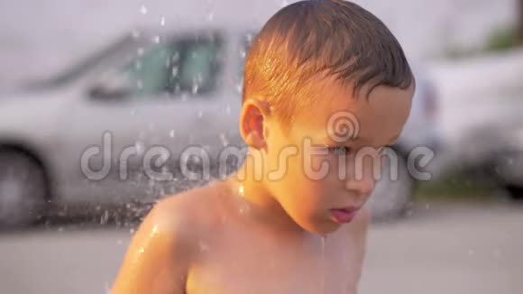 儿童室外沙滩淋浴视频的预览图
