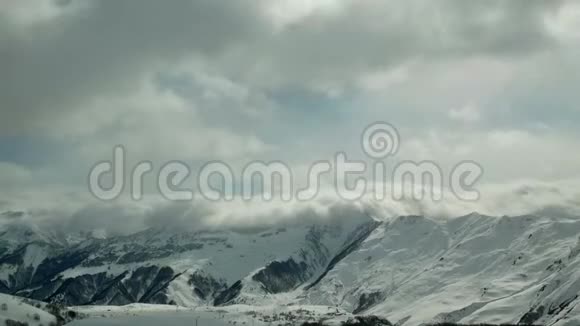 雪山阴云冬景自然日久失修视频的预览图
