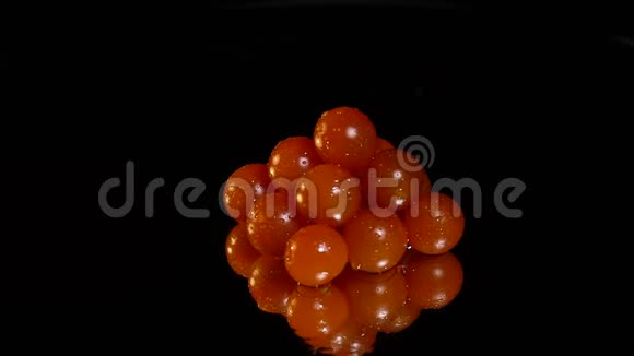 展示桌上的湿西红柿视频的预览图