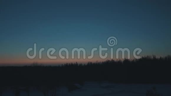 冬晚林小型传统木屋黄昏即将来临视频的预览图