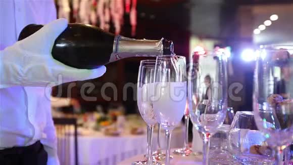 自助餐桌上有香槟和水果的酒杯餐厅或酒店大堂的自助餐桌摄像机视频的预览图