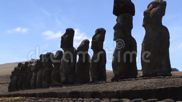 复活节岛雕像排成一排从右到左视频的预览图