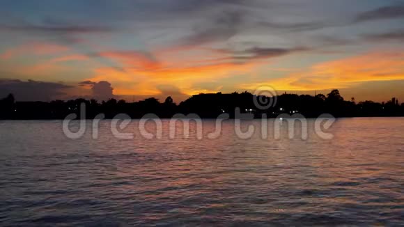 在泰国的河边日落视频的预览图
