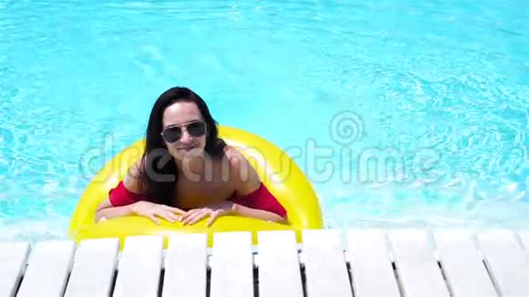快乐的女孩在游泳池里玩得很开心豪华酒店室外游泳池中的美女流动人口视频的预览图