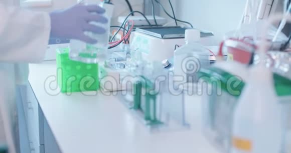 科学家在医学实验室做实验视频的预览图