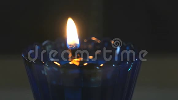 教堂的油灯和寺庙里燃烧的蜡烛视频的预览图