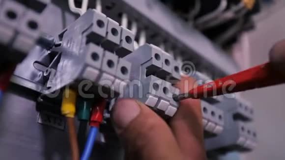 电工连接电线视频的预览图