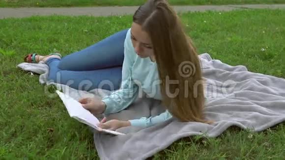 女孩在公园放松看书视频的预览图