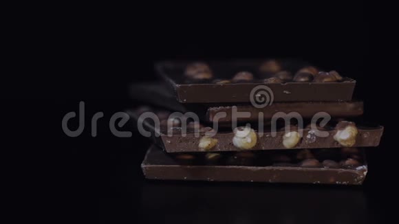 黑巧克力块与坚果细节慢特写宏观巧克力棒的透视图视频的预览图