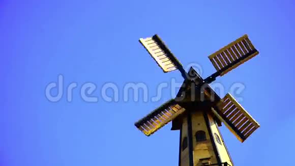 蓝天上的风车视频的预览图
