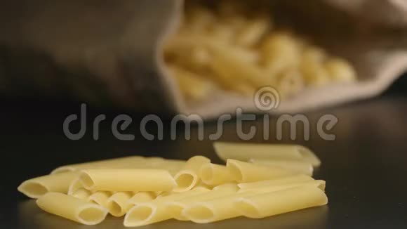 黄色运动大面食托提利奥尼落在一个躺着的布袋附近视频的预览图