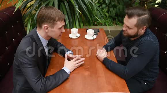英俊的两个商人在咖啡馆开会紧张的男人视频的预览图