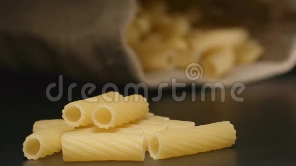 黄色运动大面食托提利奥尼落在一个躺着的布袋附近视频的预览图