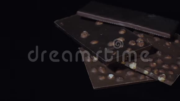 黑巧克力块与坚果细节慢特写宏观巧克力棒的透视图视频的预览图