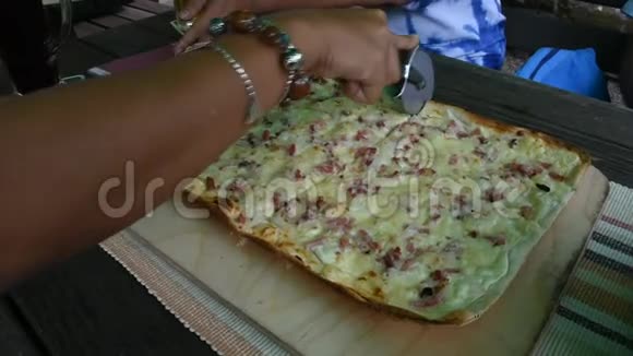 旅行者在餐馆吃披萨薄皮视频的预览图