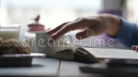 女孩正在咖啡馆里翻阅一本书视频的预览图