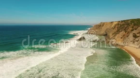 葡萄牙西部海岸的悬崖和海滩视频的预览图