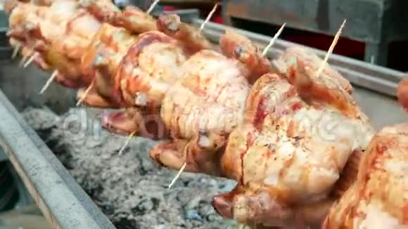 肉鸡街头美食节有害的脂肪食物肉中的脂肪滴落钉死鸡视频的预览图