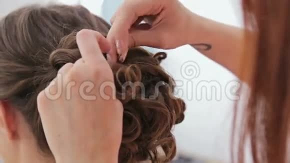 近距离射击为年轻漂亮女人整理发型视频的预览图