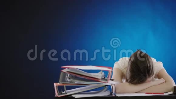 疲惫的女人在笔记本电脑上打字视频的预览图