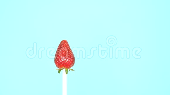 健康和不健康食品的概念在明亮的蓝色背景上用草莓做糖果视频的预览图