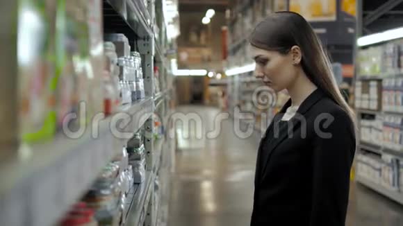 快乐女购物者在超市寻找婴儿食品年轻妈妈在商店视频的预览图